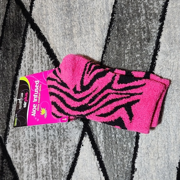 AIRPLUS 2- ZEBRA PRINT ALOE INFUSED MOISTURIZING CREW SOCKS - Picture 7 of 12